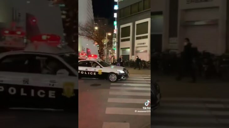 緊急走行中の警視庁クラウンパトカー🚨、中野駅周辺
