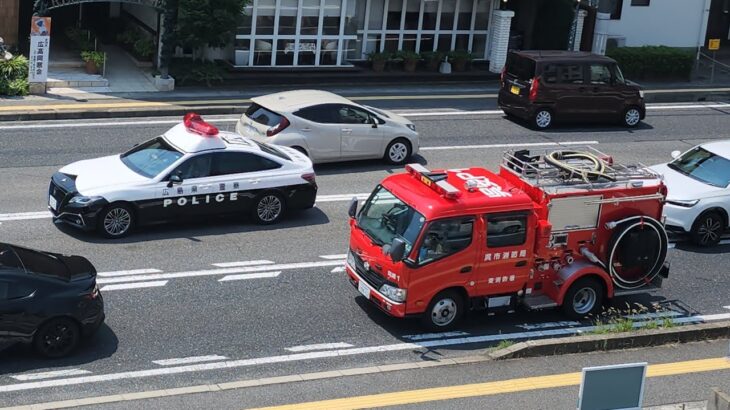 パトカー　緊急走行