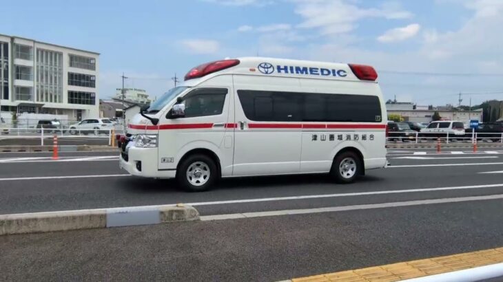 交差点に低速走行で進入する救急車