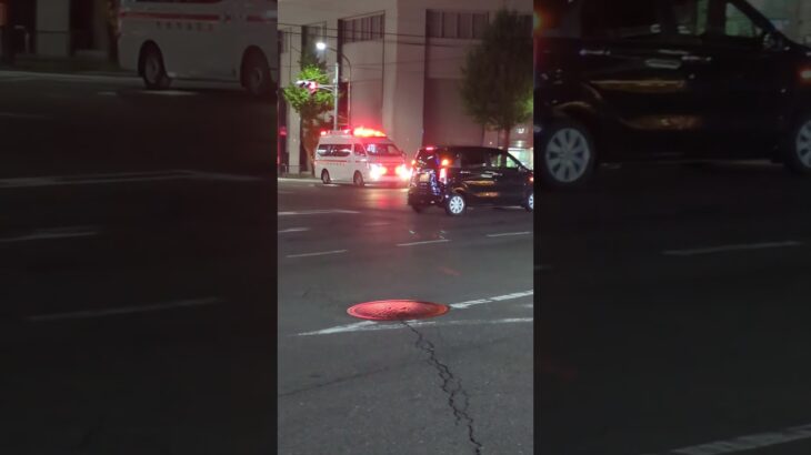 救急車緊急走行　#救急車 #交差点