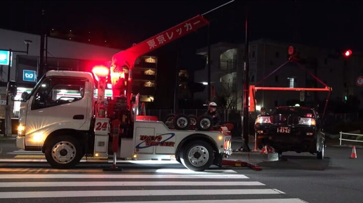 こんなに明るい交差点のフラッシュ中央分離帯ブロックに乗り上げ自力脱出出来なくなった高齢タクシー運転手の元にパトカー・レッカー車が駆け付けた事故処理の全記録!!