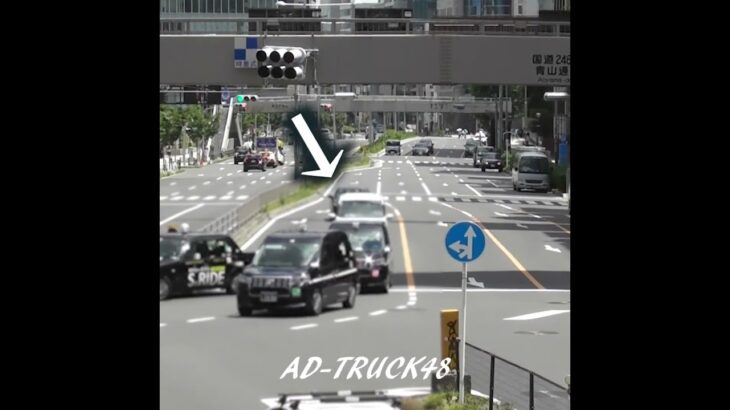 そっちに行ったら…違反だよね！白バイが大通りを緊急走行で違反車を追い検挙