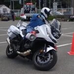 【スゴ技】片手運転‼️ 白バイのテクニックがヤバい‼️ 兵庫県警