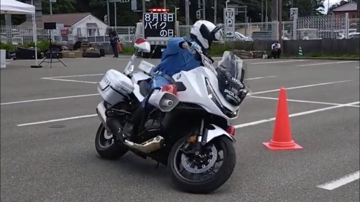 【スゴ技】片手運転‼️ 白バイのテクニックがヤバい‼️ 兵庫県警