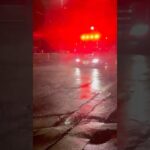 【雨☔消防車。】春日部市消防本部　東1 消防車。緊急走行シーン。警鐘あり！