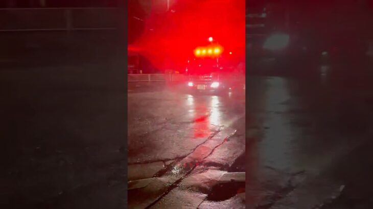 【雨☔消防車。】春日部市消防本部　東1 消防車。緊急走行シーン。警鐘あり！