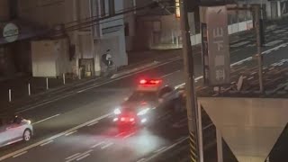 パトカー2台　緊急走行