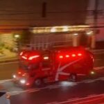 消防車2台　緊急走行　レスキュー車　資材搬送車
