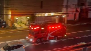 消防車2台　緊急走行　レスキュー車　資材搬送車