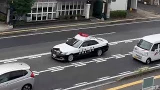 パトカー2台　緊急走行