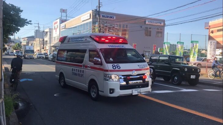 【緊急走行】交差点を直進する救急車。豊中市消防局   救急86
