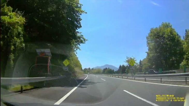 E 17高速道路、警察パトカー緊急走行！真上を通過してから一瞬で真後ろに付く！　スカイラインGTR33とフェラーリ抜いた後！　事故多発、落下物多数、緊急通報！　高速降りると遭難者発見！