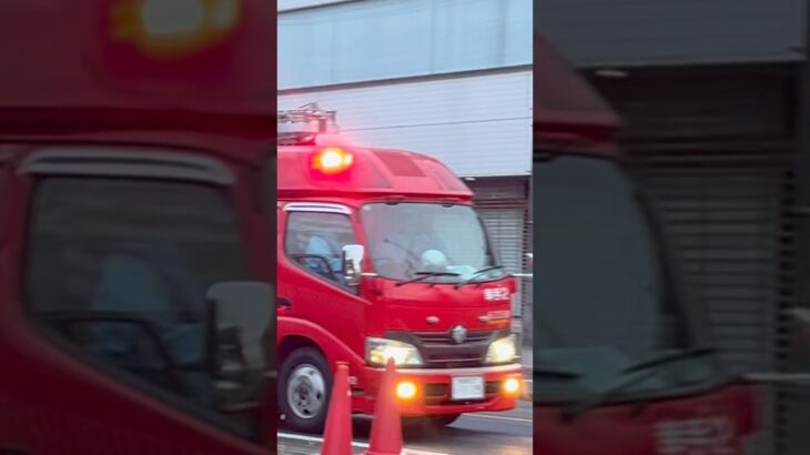 消防車がYelp鳴らしながら緊急走行　#shorts