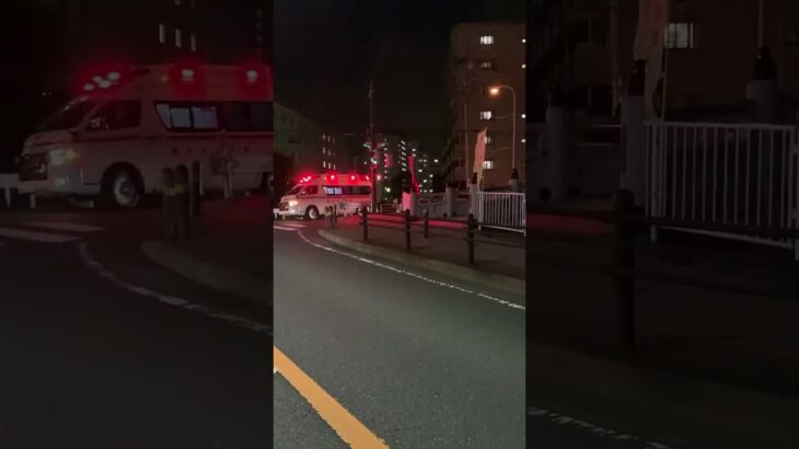 交差点を左折するアクティビーコン搭載救急車 ハイパーモード【善行救急隊・藤沢市消防局】