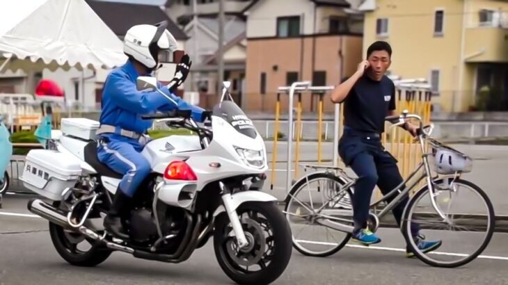 ながらスマホの自転車が逃走‼️ 白バイ＆覆面が追跡して逮捕‼️ (寸劇)　兵庫県警交通機動隊