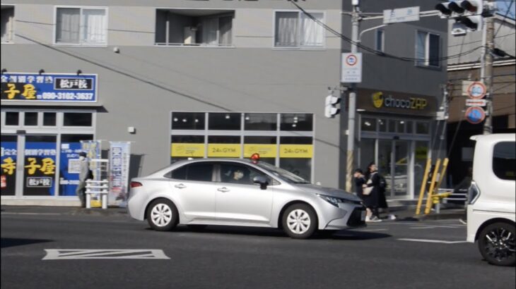 千葉県警察 トヨタカローラ覆面パトカー 緊急走行