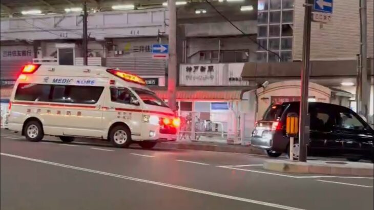 🚨衝撃🚨タクシーが邪魔で救急車が通れない🚨