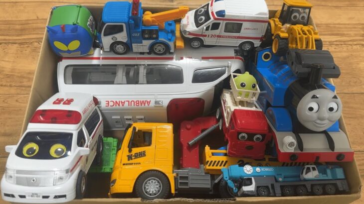 ピポピポ🚨救急車🚑のミニカーとトーマスやレッカー車が緊急走行します坂道発進⭐️２３８