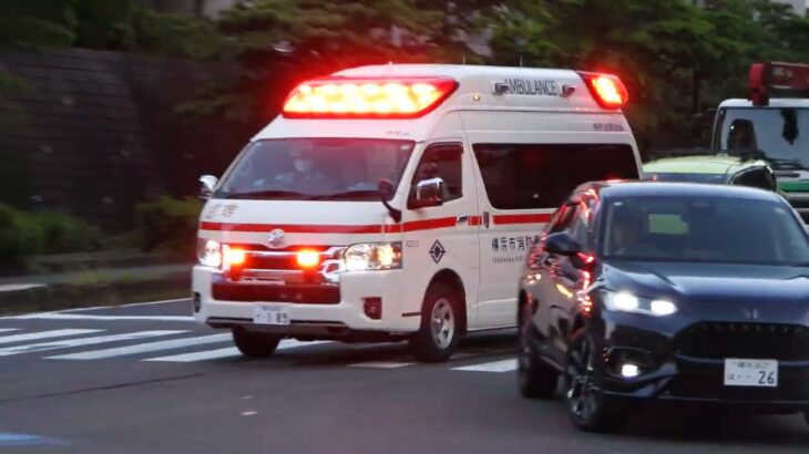 緊急走行救急車、信号待ち。