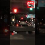 爆音バイクが追う！レアな覆面パトカーが緊急走行して犯罪現場へ急ぐ！
