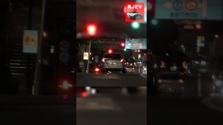 爆音バイクが追う！レアな覆面パトカーが緊急走行して犯罪現場へ急ぐ！