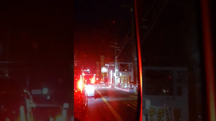 交差点を左折するパラメディック救急車【厚木市消防本部】
