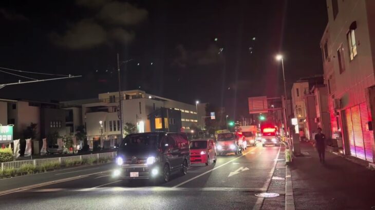 渋滞を華麗な運転技術で通り抜けて病院に向けて緊急走行している鶴見第一救急隊