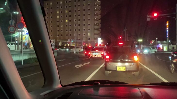 【緊急走行】マイクパフォーマンスで交差点に進入する栃木県警察220系クラウンパトカー