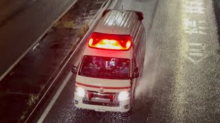 【4K高画質】豪雨の京急蒲田駅前を緊急走行中の救急車が通過するシーン（2025.10.16.1:07）