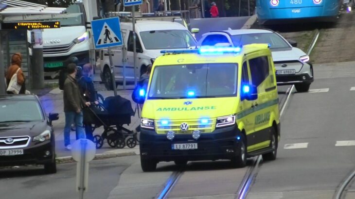 OSLO UNIVERSITETSSYKEHUS (AMBULANSE 1534) i utrykning rettungswagen auf Einsatzfahrt 緊急走行 救急車