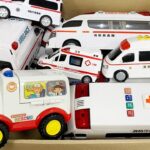 走る走る、救急車ミニカー坂道走る。緊急走行！Running, running, ambulance miniature car hill running. emergency driving!