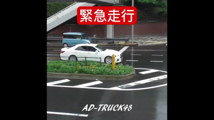 待ってました～覆面パトカーの出番です！違法にUターンしたBMWを緊急走行で追跡する瞬間