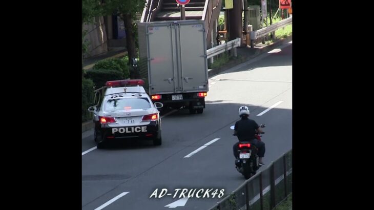 やっちまった～パトカーの前で黄色線で車線変更！緊急走行でレンタカーを検挙
