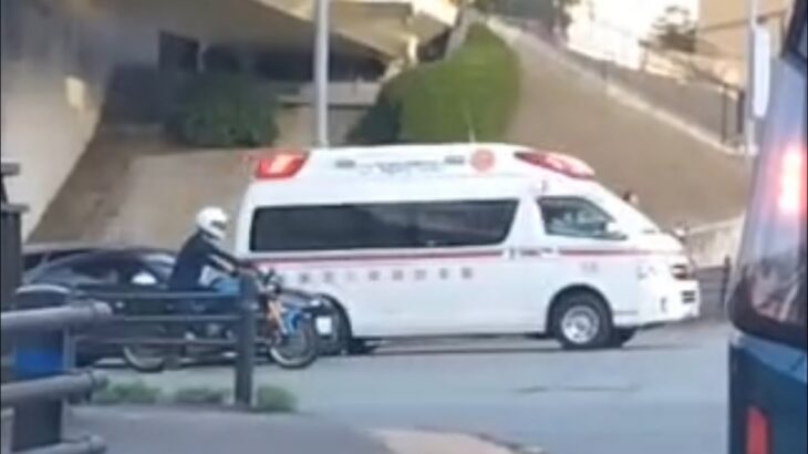 🚨救急車🚨交差点を緊急走行🚨サイレン🚨赤色灯🚨