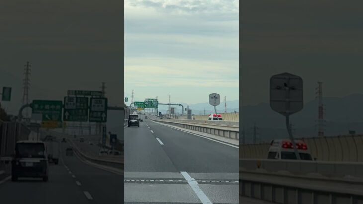 新湘南バイパスを緊急走行するアクティビーコン搭載救急車