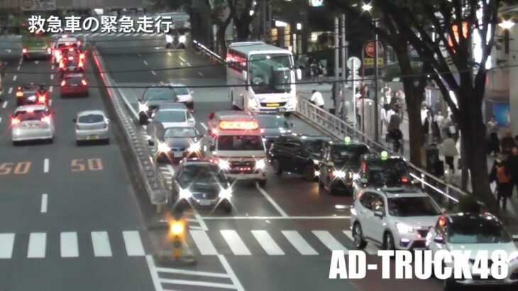 一般車にはサイレンが聞こえない？信号待ちする車列の間を、ゆっくり緊急走行する救急車！ナイス判断で道を譲る佐川急便のハイエース