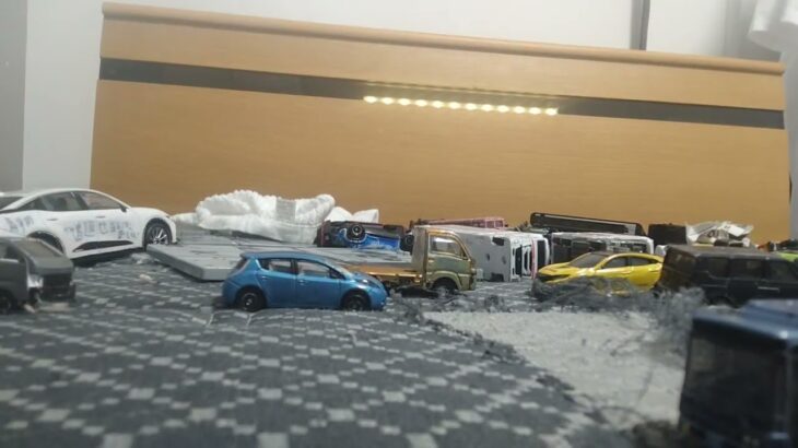 双いわ県警大量緊急走行パトカートミカ