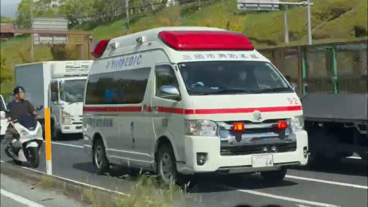 🚨信号でなかなか先に進めいない🚨救急車🚨緊急走行🚨