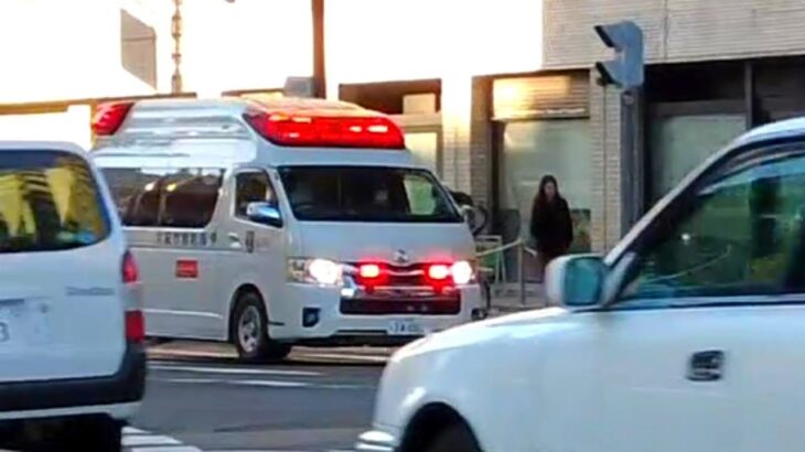 朝の渋滞の中緊急走行する救急車 | 大阪市消防局