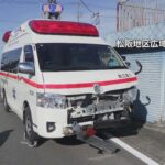 患者搬送中の救急車が絡む事故 交差点で軽自動車と出合い頭に衝突 軽自動車と接触した車の1人が軽傷 三重・松阪市