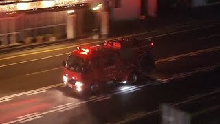 消防車2台　緊急走行