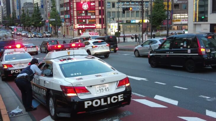 下から唸り上がるサイレン！新宿【六本木 210系クラウンパトカー2台 緊急走行】 消滅する昭和風景