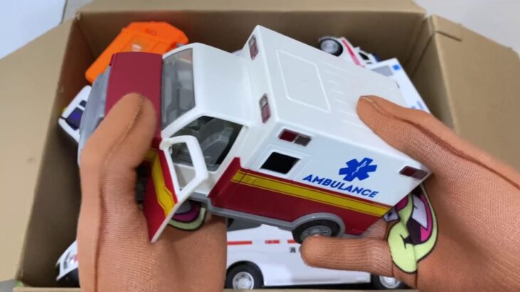 救急車のミニカー達が大集合！緊急走行テスト！サイレンも鳴る☆ A toy ambulance zooms by Emergency driving test Siren blaring ☆