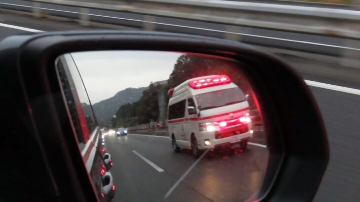 山陽道を救急車が緊急走行！　Ambulance