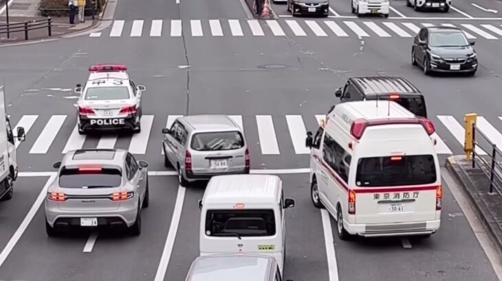 警察 パトカー 救急車が交差点に侵入します!!黒のバンが道を。。パトカーが道開ける!#緊急出動 #緊急走行 #police #救急車#パトカー #警察24時 #警察 パトロール #サイレンで煽ってる?