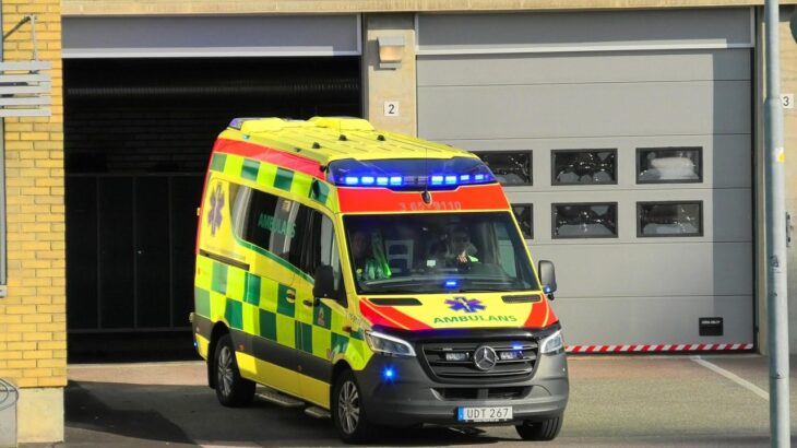 premedic KRISTIANSTAD (AMBULANS 9110) i utryckning rettungswagen auf Einsatzfahrt 緊急走行 救急車