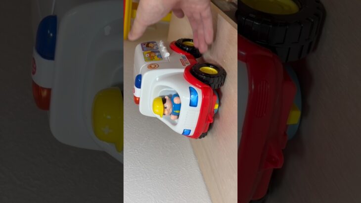 救急車のミニカーが緊急走行です！