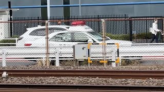 上村踏切前を緊急走行する神奈川県警のパトカー