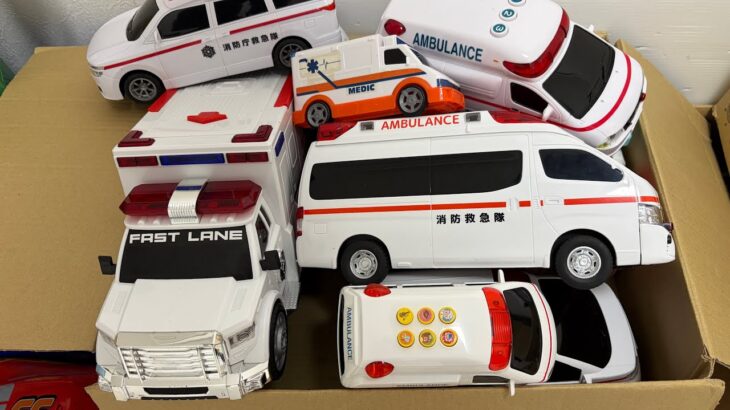 救急車のミニカーが緊急走行です！坂道走る！