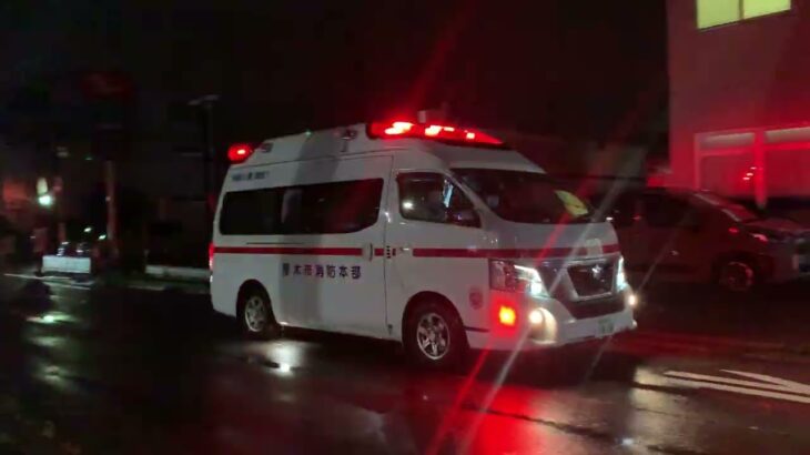 緊急走行中の救急車と離合するパトカー